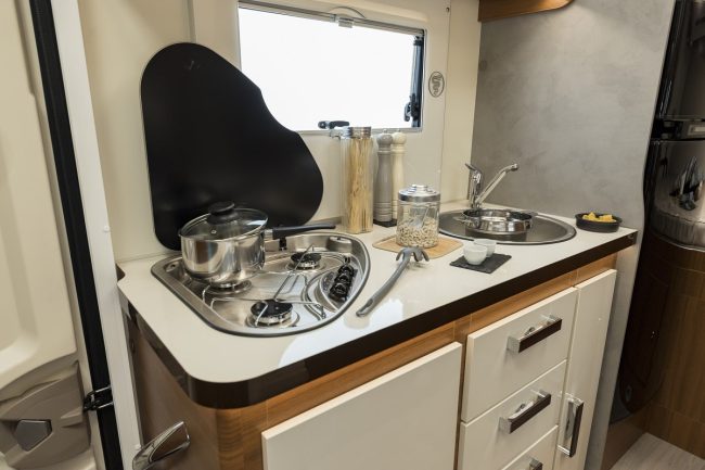 Keuken inclusief fornuis, opbergruimte en wastafel in de Elnagh Baron 26 - 2