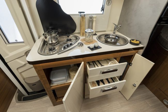 Keuken inclusief fornuis, opbergruimte en wastafel in de Elnagh Baron 26