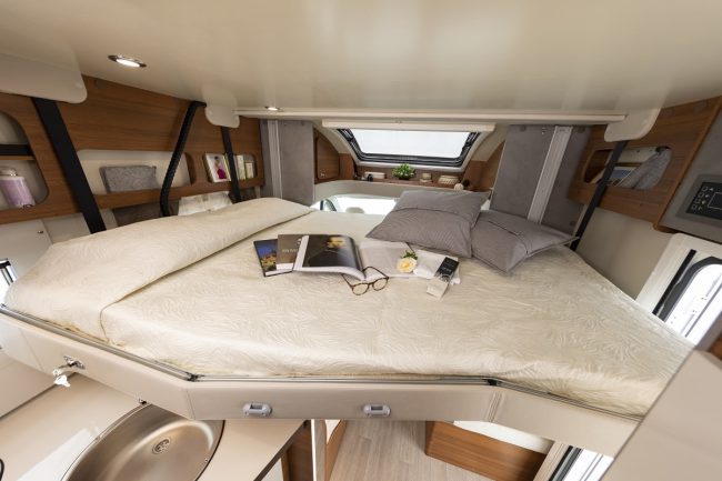 Extra bed boven keuken in de Elnagh Baron 573 alfa